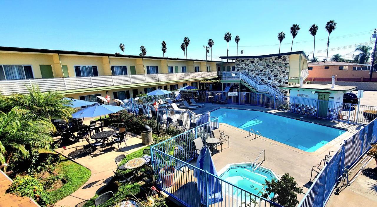 Quality Inn & Suites Anaheim At The Park Exterior photo